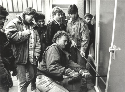 foto-12009 Jongeren kraken jongerencentrum 'Twilight Zone' in de Grote Waal te Hoorn, 1987, 12 maart