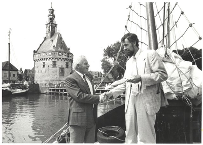 foto-12421 Aanbieding rapport Toeristisch Recratie Ontwikkeling Plan kustlijn Hoorn aan wethouder A. Sijm, 1990, 27 juni