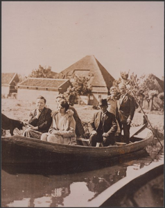 foto-27188 Groepsportret van familie de Boer in een schuit bij Grootebroek, ca. 1940