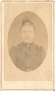 foto-8374 Portret van Dieuwertje Bierman omstreeks 1880 (?), 188-?