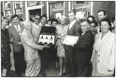 foto-13587 Onderscheiding voor 'Schermer Wijnkopers' in Hoorn, 1992
