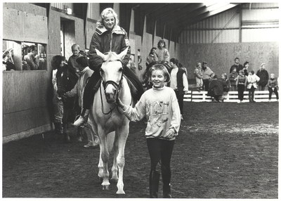 foto-14278 Kinderen te paard in manege De Eenhoorn te Westerblokker, 1988