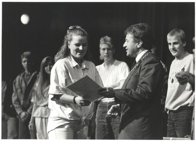 foto-12419 Burgemeester Janssens reikt gecombineerd MAVO/LBO-diploma's uit aan leerlingen 'Prisma' Scholengemeenschap, 1990