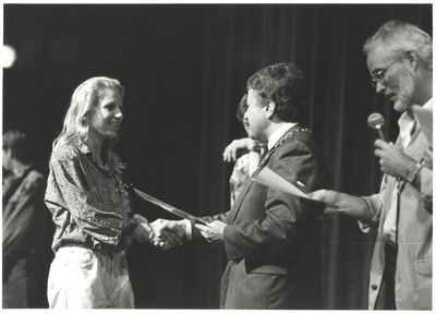 foto-12420 Burgemeester Janssens reikt gecombineerd MAVO/LBO-diploma's uit aan leerlingen 'Prisma' Scholengemeenschap, 1990