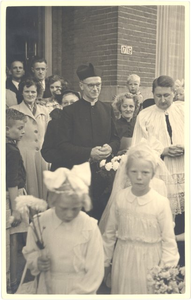foto-26689 Piet Kok draagt Eerste Heilige Mis op in r.k. kerk St. Cyriacus en Franciscus te Hoorn, 1953, 19 juli
