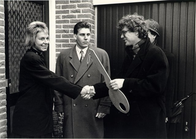 foto-6986 Wethouder J. Schaper overhandigt sleutel aan eerste bewoners Cypres 72, 1988, 9 november