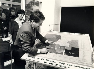 foto-6987 Officiële opening Gezondheidscentrum - Kersenboogerd door burgemeester Janssens, 1988, 25 november