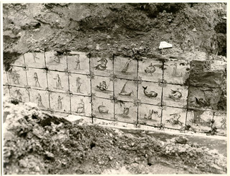 foto-748 Kelderwand, van een huis op de O.I. werf, uitgegraven Juni 1951. Oostelijke wand, 1951, augustus