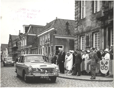 foto-8476 Statentocht-defilé langs stadhuis Enkhuizen, 1961, 19 juli