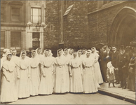 foto-8867 Zangkoor 'Jacob Kwast' voor de Hollandse kerk te Londen, waar zij optraden, 1911, 26 februari