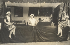 foto-9188 Hollandsch Marktplein : Spelletjestent, ballen gooien, touwtje trekken, 1929, 22 t / m 27 juli