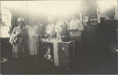 foto-9193 Hollands Marktplein : damesgezelschap bij de koffiekraam, 1929, 22 t / m 27 juli