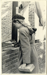 foto-960 Emmy Casius, dochtertje v/d wethouder, legt de eerste steen, 1948, 16 februari