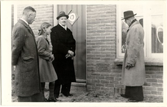 foto-962 Oplevering eerste blok woonhuizen aan de Commandeur Ravenstraat te Hoorn, 1948, 22 november