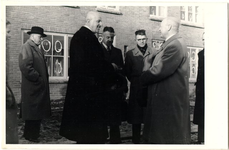foto-964 Oplevering eerste blok woonhuizen aan de Commandeur Ravenstraat te Hoorn, 1948, 22 november