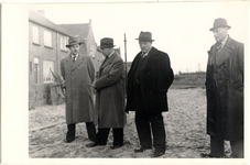 foto-965 Oplevering eerste blok woonhuizen aan de Commandeur Ravenstraat te Hoorn, 1948, 22 november