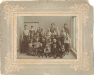 foto-15382 Klas van de Bewaarschool aan de Breedstraat te Medemblik omstreeks 1905, 190-?