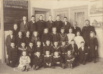 foto-16025 Openbare lagere school te Oostwoud, ca. 1910