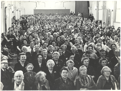 foto-18324 Vergadering voorloper 'Rooie Vrouwen' van de Partij van de Arbeid in de Parkschouwburg te Hoorn , 1962