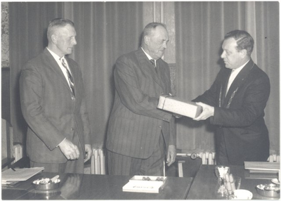 foto-24265 N.Neuvel en P. Grootjes, 12 1/2 jaar lid van de woonruimtecommissie gemeente Grootebroek, ca. 1965