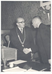 foto-24287 Beëdiging gemeentesecretaris D. Bakker, 1961