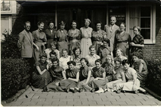 foto-6183 Groepsfoto van leerlingen en onderwijzend personeel, omstreeks 1953-1954, ca. 1955