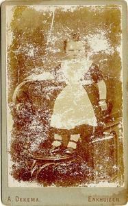 foto-6189 Portret van één van de gezusters Slot, opgenomen in het Gereformeerd Weeshuis van Enkhuizen, 189-?