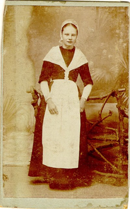 foto-6191 Portret van één van de gezusters Slot, weesmeisje uit het Gereformeerd Weeshuis in Enkhuizen, 189-?