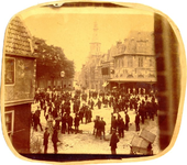 foto-7186 Kaasmarkt op de Rode Steen in 1883, met op de achtergrond de Grote Kerk in aanbouw, 1883