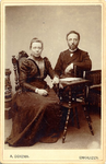 foto-7208 Portret van dominee Jochem van der Sluis en zijn echtgenote Sietske Hoekers, 189-?