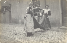 foto-9277 Momentopname uit het Hoornsche straatleven rond 1900: kleedjes kloppen , 190-?