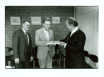 foto-34787 Burgemeester H.J. de Nijs neemt het boek 'Wognum-Nibbixwoud in prentbriefkaarten' in ontvangst, 1988, 30 september