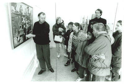 foto-37205 Leerlingen kijken naar kunst, 1992, 27 februari