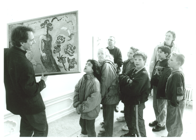 foto-37206 Leerlingen kijken naar kunst, 1992, 27 februari