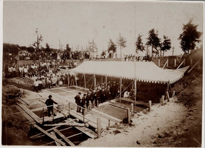 1b128 De eerste-steenlegging van de opzichterswoning van het Snouck van Loosenpark op 18 juni 1895, 1895, 18 juni