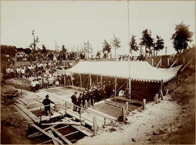 1b75 De eerste-steenlegging van de opzichterswoning van het Snouck van Loosenpark op 18 juni 1895, 1895, 18 juni