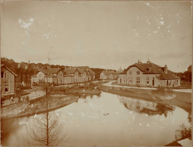 1b79 Gezicht op het Snouck van Loosenpark bij de parkvijver, vanuit het westen, 19-?