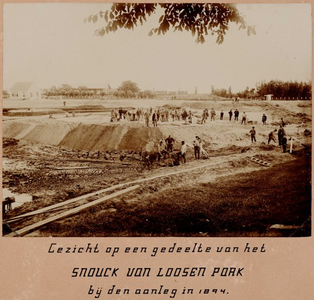 1g85 Gezicht op een gedeelte van het Snouck van Loosen Park bij den aanleg in 1894, 1894