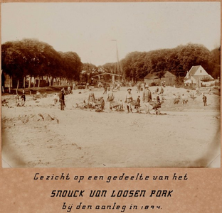 1g86 Gezicht op een gedeelte van het Snouck van Loosen Park bij den aanleg in 1894, 1894