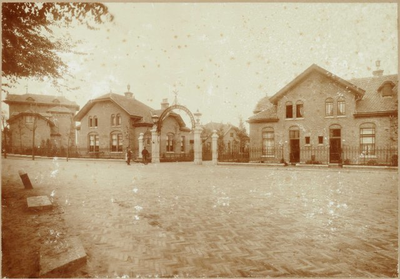 4a30 Het Snouck van Loosenpark bij de ingang met toegangspoort,gezien vanuit vanuit het oostnoordoosten, 19-?