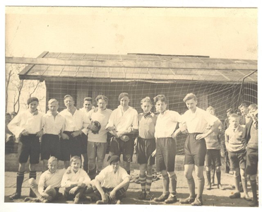 65j1(13) Voetbal-elftal, Sportdag op Witte Donderdag, 1933 te Hoorn., 1933