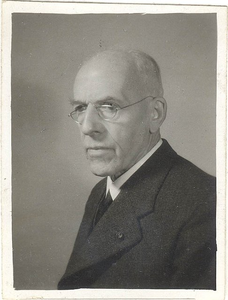 65j6(12) D. Baron Mackay, oud-burgemeester van Enkhuizen., 1945
