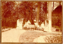 foto-1078 Gravenstraat. Tuin Stadsziekenhuis, ca. 1900