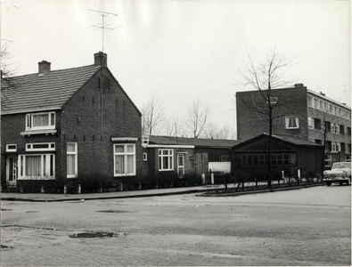 foto-1154 Drieboomlaan, aanzicht op flat Liornestraat, ca. 1960