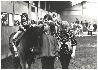 foto-12339 Kinderen maken een rondje op een paard in manege De Eenhoorn te Westerblokker, 1988