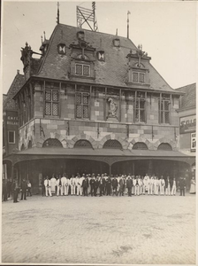 foto-L17 Kaashandelaren en kaasdragers staande voor het Waaggebouw aan de Rode Steen te Hoorn, ca. 1900