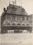 foto-L17 Kaashandelaren en kaasdragers staande voor het Waaggebouw aan de Rode Steen te Hoorn, ca. 1900