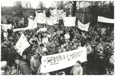 foto-15135 Protest tegen voorgenomen sluiting zwembad De Wijzend in Zwaag, 1992