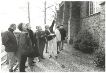 foto-15262 Monumentencommissie van de gemeente Hoorn bezoekt hervormde kerk van Zwaag, 1997