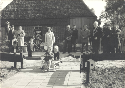 foto-16055 Officiële opening kleuterschool aan de Schoolstraat te Sijbekarspel, 1964